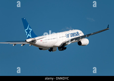 Ein Air Transat Airbus A330 (A330-243) fährt vom Calgary International Airport. Stockfoto