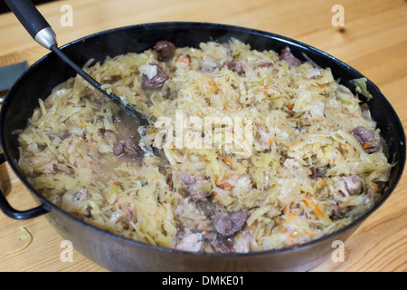 Traditionelle polnische Bigos Vorbereitung Stockfoto