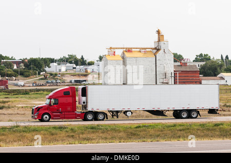 Ein Traktor-Anhänger-Rig Richtung Osten auf den Trans-Canada Highway im Gull Lake, Saskatchewan, Kanada Stockfoto