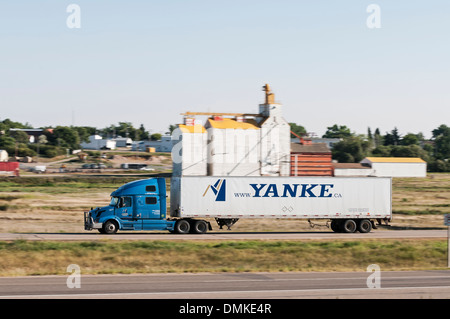 Ein Traktor-Anhänger-Rig Richtung Osten auf den Trans-Canada Highway im Gull Lake, Saskatchewan, Kanada Stockfoto