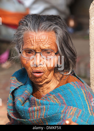 sehr alte Frau auf der Straße im blauen Kleid Stockfoto