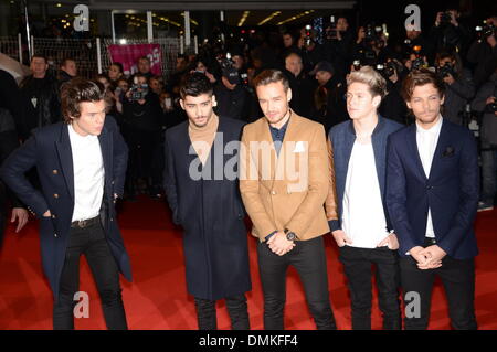 Cannes, Frankreich. 14. Dezember 2013. CANNES, Frankreich - Dezember 14: Zayn Malik, Liam Payne, Niall Horan, BAND alle Richtungen (L-R) Harry Styles und Louis Tomlinson von One Direction kommt bei den 15. NRJ Music Awards am Palais des Festivals. Bildnachweis: Friedrich Injimbert/ZUMAPRESS.com/Alamy Live-Nachrichten Stockfoto