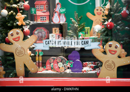 In einem Schaufenster Lebkuchenmänner anzeigen Stockfoto