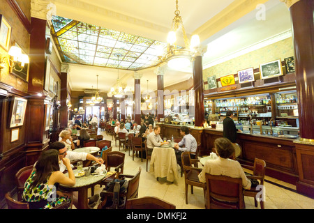 Argentinien, Buenos Aires - 'Patrons Inside Cafe Tortoni an der Avenida De Mayo 825 in Centro. Stockfoto