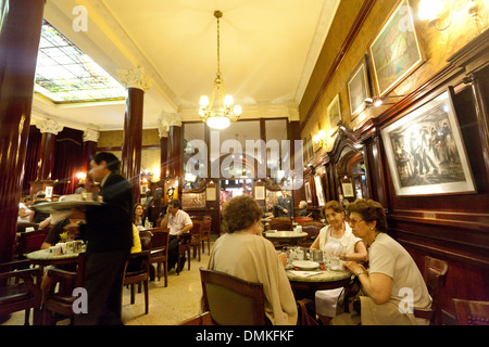 Argentinien, Buenos Aires - 'Patrons Inside Cafe Tortoni an der Avenida De Mayo 825 in Centro. Stockfoto