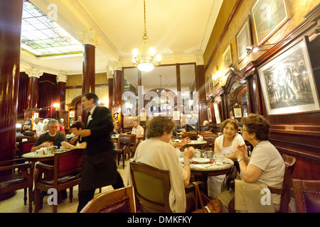 Argentinien, Buenos Aires - 'Patrons Inside Cafe Tortoni an der Avenida De Mayo 825 in Centro. Stockfoto