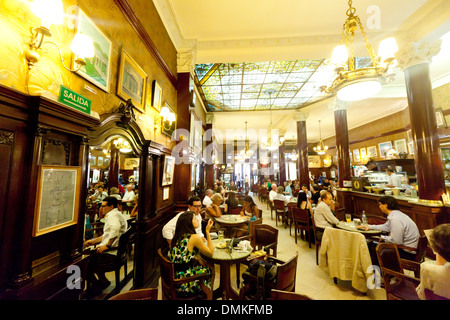 Argentinien, Buenos Aires - 'Patrons Inside Cafe Tortoni an der Avenida De Mayo 825 in Centro. Stockfoto