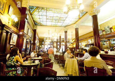 Argentinien, Buenos Aires - 'Patrons Inside Cafe Tortoni an der Avenida De Mayo 825 in Centro. Stockfoto