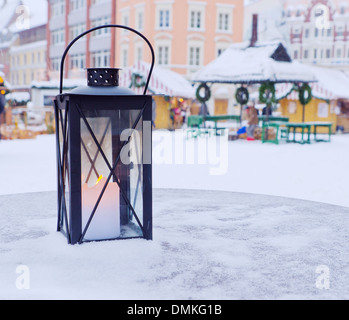 Laterne auf einem Tisch auf einem Hintergrund des Weihnachtsmarktes Stockfoto
