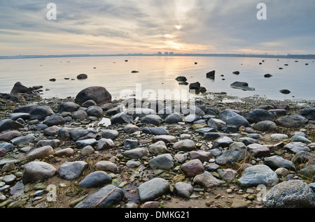 Steinige Küste des baltischen Meeres in den frühen Morgenstunden Stockfoto