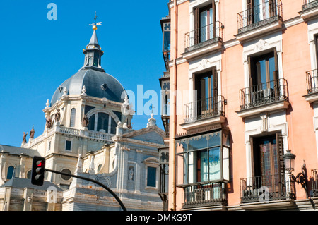 Die Almudena-Kathedrale von Calle Mayor. Madrid, Spanien. Stockfoto