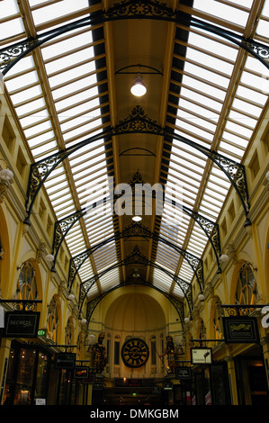 Royal Arcade, Melbourne, Australien, mit Statuen der mythischen Figuren Gog und Magog am hinteren Ende. Stockfoto