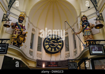 Statuen der mythischen Figuren Gog und Magog in der Royal Arcade, Melbourne, Australien. Stockfoto