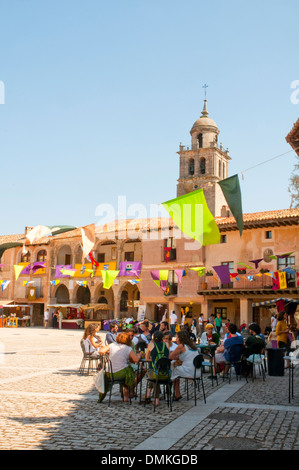 Menschen sitzen auf Terrassen am Hauptplatz. Medinaceli, Soria Provinz Kastilien-Leon, Spanien. Stockfoto