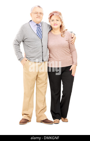 In voller Länge Portrait von einem mittleren Alter paar in einer Umarmung, Blick in die Kamera Stockfoto