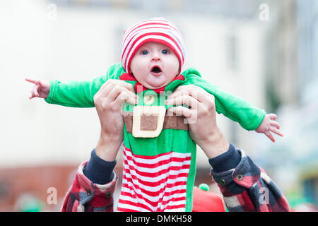 Bridgend, Wales. 14. Dezember 2013. Ein neuer Rekord wurde festgelegt, für die größte Zusammenkunft von Elfen nach 1.312 Menschen angezogen als Elfen am 14. Dezember 2013, versammelten sich im Stadtzentrum von Bridgend (Foto von Matthew Horwood/Alamy Live News) Stockfoto