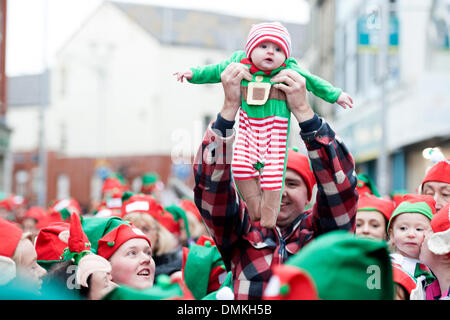 Bridgend, Wales. 14. Dezember 2013. Ein neuer Rekord wurde festgelegt, für die größte Zusammenkunft von Elfen nach 1.312 Menschen angezogen als Elfen am 14. Dezember 2013, versammelten sich im Stadtzentrum von Bridgend (Foto von Matthew Horwood/Alamy Live News) Stockfoto