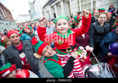 Bridgend, Wales. 14. Dezember 2013. Ein neuer Rekord wurde festgelegt, für die größte Zusammenkunft von Elfen nach 1.312 Menschen angezogen als Elfen am 14. Dezember 2013, versammelten sich im Stadtzentrum von Bridgend (Foto von Matthew Horwood/Alamy Live News) Stockfoto