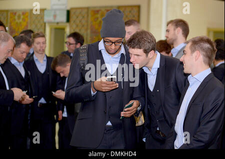 Agadir, Marokko. 15. Dezember 2013. Bayern München-Spieler Jerome Boateng (C-R), Thomas Mueller und Philipp Lahm sind ihr Team bei Ankunft Flughafen Al Massira in Agadir, Marokko, 15. Dezember 2013 gesehen. Bayern München stellen Guangzhou Evergrande FC in den Semi final Fußballspiel der FIFA Club World Cup 2013 am 17. Dezember 2013. Foto: David Ebener/Dpa/Alamy Live News Stockfoto