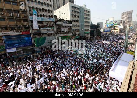 Dhaka, Bangladesch. 14. Dez 2013. Bangladeshi Demonstranten aus der Föderation von Bangladesch, Industrie- und Handelskammern (FBCCI) tragen weiße Fahnen, wie Sie eine Menschenkette gegen Unruhen in Dhaka am 15 Dezember, 2013 um Protest zu organisieren. Die Ausführung der Jamaat-e-Islami Parteichef Abdul Quader Molla für Kriegsverbrechen frische Unruhen in dem verarmten Land ausgelöst, bereits Kokons von politischer Gewalt im Vorfeld ein zutiefst Trennende nationale Wahl auf den 5. Januar geplant. Stockfoto