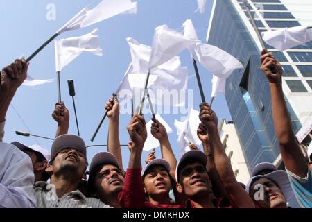 Dhaka, Bangladesch. 14. Dez 2013. Bangladeshi Demonstranten aus der Föderation von Bangladesch, Industrie- und Handelskammern (FBCCI) tragen weiße Fahnen, wie Sie eine Menschenkette gegen Unruhen in Dhaka am 15 Dezember, 2013 um Protest zu organisieren. Die Ausführung der Jamaat-e-Islami Parteichef Abdul Quader Molla für Kriegsverbrechen frische Unruhen in dem verarmten Land ausgelöst, bereits Kokons von politischer Gewalt im Vorfeld ein zutiefst Trennende nationale Wahl auf den 5. Januar geplant. Stockfoto