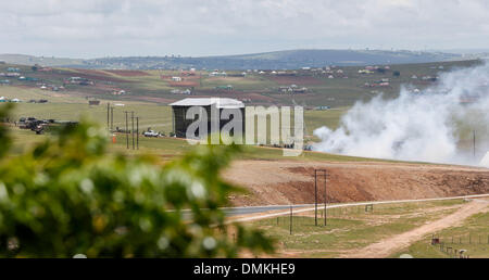 Qunu, Eastern Cape in Südafrika. 15. Dezember 2013. Die Website von Nelson Mandelas Beerdigung sieht in Qunu, Eastern Cape in Südafrika, 15. Dezember 2013. Nelson Mandelas Trauerfeier endet am Sonntag in seiner angestammten Dorf Qunu im Eastern Cape. Er wurde neben seiner Verwandten begraben, wie er in Qunu, einem kleinen Dorf wollte wo Mandela die meiste Zeit in seiner Kindheit verbrachte. Bildnachweis: Zhang Chen/Xinhua/Alamy Live-Nachrichten Stockfoto