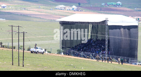 Qunu, Eastern Cape in Südafrika. 15. Dezember 2013. Die Website von Nelson Mandelas Beerdigung sieht in Qunu, Eastern Cape in Südafrika, 15. Dezember 2013. Nelson Mandelas Trauerfeier endet am Sonntag in seiner angestammten Dorf Qunu im Eastern Cape. Er wurde neben seiner Verwandten begraben, wie er in Qunu, einem kleinen Dorf wollte wo Mandela die meiste Zeit in seiner Kindheit verbrachte. Bildnachweis: Meng Chenguang/Xinhua/Alamy Live-Nachrichten Stockfoto