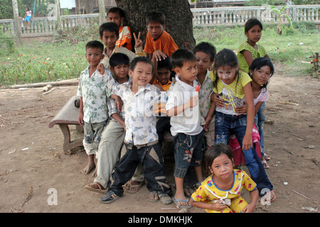 Eine Gruppe von jungen asiatischen Kindern genießen ihren Tag im Süden von Laos. Stockfoto