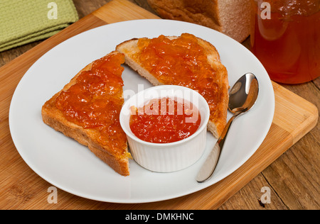 Marmelade Frucht bewahren, auf Toast auf traditionellen rustikalen Bauernhaus Frühstück Einstellung Stockfoto