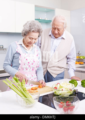 hochrangige asiatische paar in Küche Stockfoto