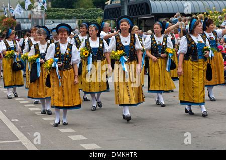 Gruppe von Frauen in traditionelle Schweizer Kostüme, Schweizer Trachtenumzug, Interlaken, Schweiz Stockfoto