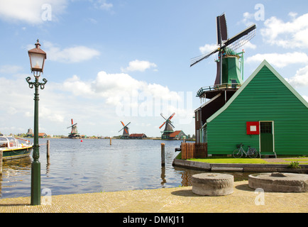 holländische Windmühlen über River in Zaanse Schans Stockfoto