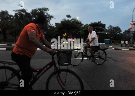 Singapur. 15. Dezember 2013. Zwei Stadtbewohner radeln entlang Singapurs Race Course Road, 15. Dezember 2015. Regierung von Singapur hat der Verkauf und Konsum von alkoholischen Getränken in Little India Gegend von Dez. 14 bis 15 eingestellt. Bildnachweis: Dann Chih Wey/Xinhua/Alamy Live News Stockfoto