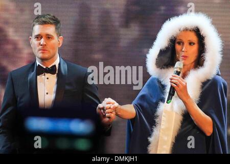 Augsburg, Deutschland. 14. Dezember 2013.Michael Buble und Michelle Hunziker durchführen, während die deutschen TV-Show, "Sie Wetten, dass?" Bildnachweis: Dpa picture Alliance/Alamy Live News Stockfoto