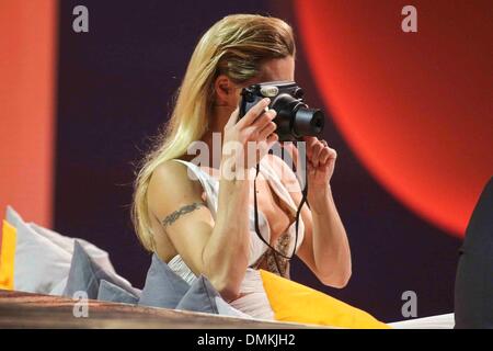 Augsburg, Deutschland. 14. Dezember 2013.Michelle Hunziker Posen während der deutschen TV-show, "Sie Wetten, dass?" Bildnachweis: Dpa picture Alliance/Alamy Live News Stockfoto