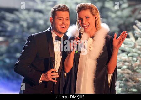 Augsburg, Deutschland. 14. Dezember 2013.Michael Buble und Michelle Hunziker durchführen, während die deutschen TV-Show, "Sie Wetten, dass?" Bildnachweis: Dpa picture Alliance/Alamy Live News Stockfoto