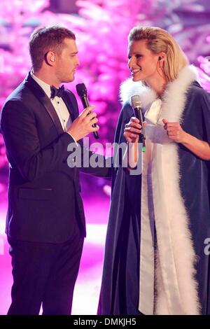 Augsburg, Deutschland. 14. Dezember 2013.Michael Buble und Michelle Hunziker durchführen, während die deutschen TV-Show, "Sie Wetten, dass?" Bildnachweis: Dpa picture Alliance/Alamy Live News Stockfoto