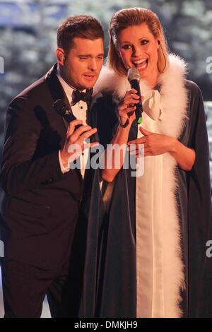 Augsburg, Deutschland. 14. Dezember 2013.Michael Buble und Michelle Hunziker durchführen, während die deutschen TV-Show, "Sie Wetten, dass?" Bildnachweis: Dpa picture Alliance/Alamy Live News Stockfoto