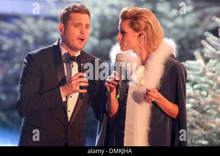 Augsburg, Deutschland. 14. Dezember 2013.Michael Buble und Michelle Hunziker durchführen, während die deutschen TV-Show, "Sie Wetten, dass?" Bildnachweis: Dpa picture Alliance/Alamy Live News Stockfoto