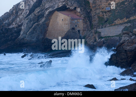 Santa Justa Höhle Kapelle in Ubiarco Strand, Ubiarco, Santillana del Mar, Kantabrien, Spanien Stockfoto