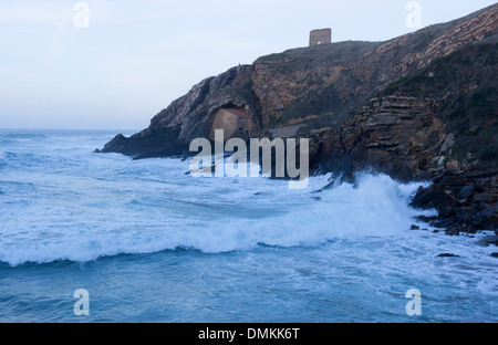 Santa Justa Höhle Kapelle in Ubiarco Strand, Ubiarco, Santillana del Mar, Kantabrien, Spanien Stockfoto