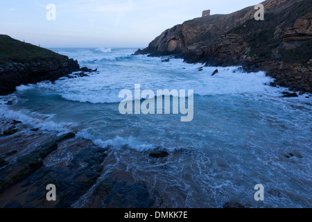 Santa Justa Höhle Kapelle in Ubiarco Strand, Ubiarco, Santillana del Mar, Kantabrien, Spanien Stockfoto