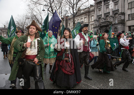 TEILNEHMER DRESSED UP AS PIRATES, THE GATHERING 2013, SAINT PATRICKS TAG, DUBLIN, IRLAND Stockfoto