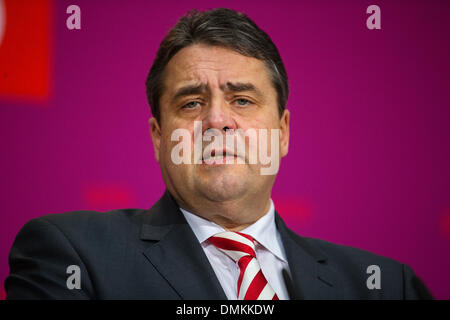 Berlin, Deutschland. 15. Dezember 2013. Zukünftige Minister für Energie und Wirtschaft Sigmar Gabriel bei der Verkündigung der Mitglieder der SPD-Kabinett in Berlin, Deutschland, 15. Dezember 2013. Foto: Hannibal/Dpa/Alamy Live News Stockfoto