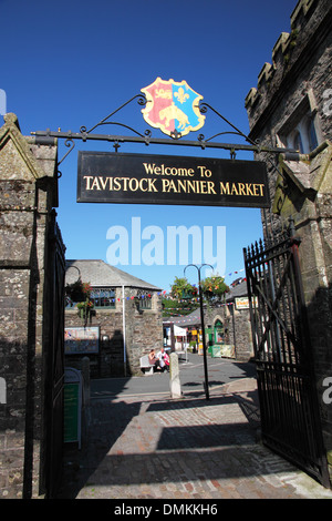 Ein schmiedeeisernen Tor mit einem Schild "Welcome to Tavistock Pannier Markt". Stockfoto