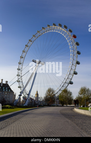 London, 14. Dezember 2013: The London Eye in London an einem klaren Tag mit Big Ben im Hintergrund Stockfoto