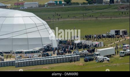 Qunu, Südafrika. 15. Dezember 2013. Madiba Staatsbegräbnis aus der Ferne am 15. Dezember 2013 in Qunu, Südafrika. Nelson Mandela verstarb am Abend des 5. Dezember 2013 in seinem Haus. Er wird gelegt auf seinem Hof in Qunu während einem Staatsbegräbnis beigesetzt. (Foto von Gallo Images / Foto24 / Christiaan Kotze) Bildnachweis: Gallo Bilder/Alamy Live News Stockfoto