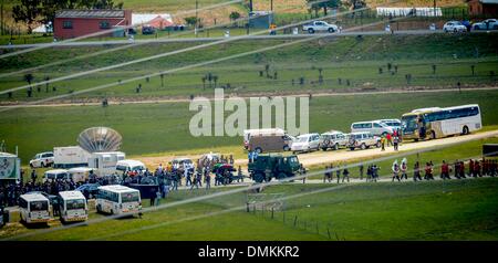 Qunu, Südafrika. 15. Dezember 2013. Madiba Staatsbegräbnis aus der Ferne am 15. Dezember 2013 in Qunu, Südafrika. Nelson Mandela verstarb am Abend des 5. Dezember 2013 in seinem Haus. Er wird gelegt auf seinem Hof in Qunu während einem Staatsbegräbnis beigesetzt. (Foto von Gallo Images / Foto24 / Christiaan Kotze) Bildnachweis: Gallo Bilder/Alamy Live News Stockfoto