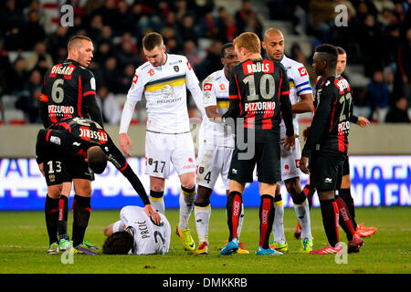 Nizza, Frankreich. 14. Dezember 2013. Französischen Liga 1 Fußball. Schön gegen Sochaux. Spieler beider Seiten erhalten Sie in heftigen Streit nach der gelben Karte für ein schlecht zu bekämpfen von Christian Bruls (OGC Nizza) Credit: Action Plus Sport/Alamy Live News Stockfoto