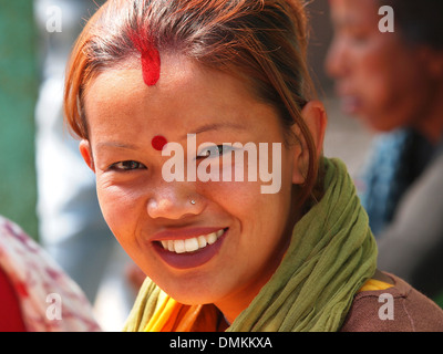 junge Mädchen aus Nepal mit roten hören Stockfoto